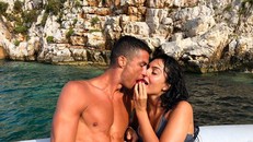 Ronaldo cùng bạn gái tình tứ khóa môi tại Hy Lạp