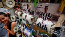 'Giấy vệ sinh Ronaldo' ăn khách tại Napoli