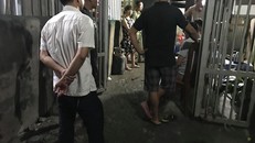 Con rể điên cuồng đâm và đốt nhà bố vợ, tấn công công an