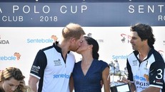 Bất chấp quy tắc Hoàng gia, công nương Meghan tình tứ 'khóa môi' chồng trước công chúng