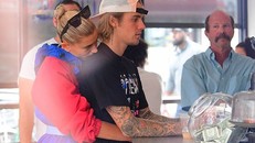 Justin Bieber tình tứ ôm hôn thê ở New York