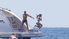 Ronaldo tình tứ vui đùa cùng bạn gái tại Tây Ban Nha