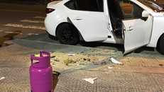 Người đàn ông đập phá hàng loạt ô tô, nghi sử dụng chất kích thích