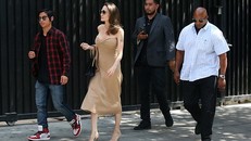 Angelina Jolie diện váy trễ nải quyến rũ, dạo phố cùng con trai gốc Việt