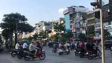 Dàn cảnh đâm xe máy giữa phố, một phụ nữ mất túi đồ trong tích tắc