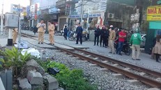 Người đàn ông bị tàu đâm tử vong khi băng qua đường