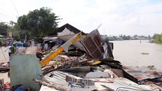 Sạt lở khiến 3 ngôi nhà ở An Giang bị nhấn chìm