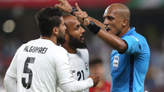 Sau một trận đấu, Ahmed Al-Kaf trở thành trọng tài 'vạn người mê'