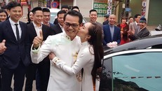 NSND Trung Hiếu âu yếm vợ trẻ trong lễ ăn hỏi