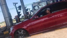 Nhã Phương cúi mặt né tránh, Trường Giang khó chịu ra mặt sau tin đồn sinh con