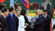 Nhan sắc xinh đẹp của nữ sinh tặng hoa ông Kim Jong Un
