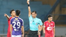 Quế Ngọc Hải bị đình chỉ thi đấu sau pha phạm lỗi với Văn Kiên