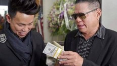 Việt Hương trao 30.000 USD của tỷ phú Hoàng Kiều cho gia đình Anh Vũ