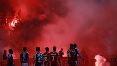 Hà Nội và Hải Phòng nhận án phạt nặng vì CĐV đốt pháo sáng trên sân Hàng Đẫy