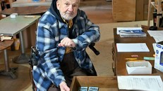 Patenaude tính phí từ 2-10CAD cho mỗi bưu kiện - nó thay đổi tùy theo kích cỡ, trọng lượng và đôi khi là "tâm trạng của tôi", ông nói với một nụ cười. (Ảnh:AFP/Eric Thomas)