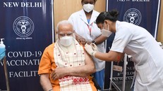 Thủ tướng Modi nhận liều vaccine ngừa COVID-19 thứ hai tại bệnh viện Viện Khoa học Y tế Toàn Ấn Độ ở New Delhi. (Ảnh: Reuters)