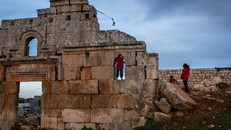 Chiến tranh nổ ra đẩy người Syria phải ẩn náu trong các phế tích