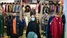 Gen Z trong một khu bán đồ cũ (Ảnh: Bloomberg)