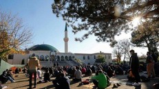 Người Hồi giáo cầu nguyện cho các nạn nhân của vụ tấn công bằng súng ở Vienna tại một nhà thờ Hồi giáo ở Thủ đô của Áo, ngày 6/11/2020. (Ảnh: Reuters)