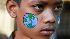 "Cuộc chiến chống biến đổi khí hậu bắt đầu ở trường học." (Ảnh: UNESCO)