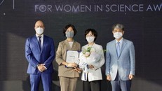 Từ trái qua, Chủ tịch L'Oreal Hàn Quốc Christian Marcos, GS. Lee You-mie, Chủ tịch Diễn đàn Khoa học Sinh học Phụ nữ Mook In-hee và Tổng Thư ký Ủy ban Quốc gia UNESCO Hàn Quốc Han Kyung-koo ngày 15/6. (Ảnh: L'Oreal Hàn Quốc)