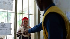 Một phụ nữ nhận thuốc tại một trung tâm y tế ở vùng Tigray của Ethiopia. (Ảnh: UNICEF)