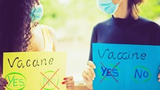 Một nghiên cứu được hãng khảo sát Harris Poll thực hiện cho thấy có tới 60% người được hỏi cho biết họ đi tiêm vaccine vì nóng lòng được gặp gỡ bạn bè và người thân. (Ảnh: Northwell Health)