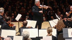 Nghệ sĩ vĩ cầm nổi tiếng Pinchas Zukerman biểu diễn tại Carnegie Hall năm 2016. (Ảnh: Hiroyuki Ito)