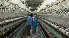 Hai phụ nữ kiểm tra khung dệt công nghiệp trong một nhà máy sản xuất thảm ở Mông Cổ. (Ảnh: ILO)