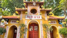 Giáo hội Phật giáo Việt Nam kêu gọi Tăng Ni, Phật tử cả nước cấm túc, ở yên một chỗ tụng kinh cầu nguyện đẩy lùi dịch Covid-19.