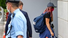 Vận động viên chạy nước rút người Belarus Tsimanouskaya được cảnh sát bảo vệ sau khi từ chối về nước. 