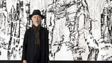 Họa sĩ Park Dae-sung tại triển lãm cá nhân "Insight" tại Trung tâm Nghệ thuật Insa ở quận Jongno, trung tâm Seoul. (Ảnh: Gana Art)