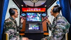 Binh sĩ Trung Quốc hát tại một quán karaoke ở tỉnh Giang Tô. (Ảnh: Costfoto)
