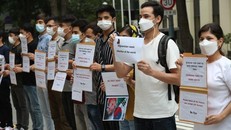 Một nhóm người Afghanistan đang cư trú tại Hàn Quốc cầm biểu ngữ yêu cầu chính phủ Hàn Quốc sơ tán các thành viên gia đình của họ, những người đã giúp đỡ sứ mệnh của Hàn Quốc tại nước này, trong cuộc biểu tình trước trụ sở Bộ Ngoại giao ở trung tâm Seoul, hôm thứ Hai. Ảnh: Yonhap