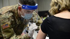 Binh sĩ Mỹ có mặt trong chương trình tiêm (Ảnh: Airforcemag)