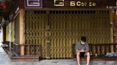 Bên ngoài một quán cà phê đóng cửa do các biện pháp giãn cách tại Việt Nam. Ảnh: Thanh Huệ/Reuters