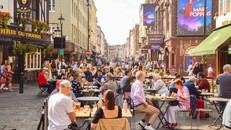 Phố Old Compton, Soho vào đầu tháng này. 60% người dân London tin rằng thành phố sẽ phục hồi sau đại dịch. Ảnh: Vuk Valcic