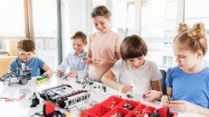 Việc "dán nhãn" đồ chơi xây dựng "không dành cho trẻ em gái" có thể gây trở ngại cho việc khuyến khích các bé gái tham gia vào lĩnh vực STEM. 