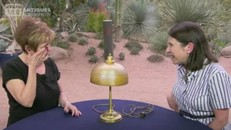 Tình cờ nhặt được chiếc đèn 'xấu xí' và phát hiện ra đó là một cây Tiffany trị giá 15.000 đô la Mỹ