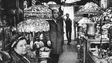 Nhà buôn đồ cổ Lillian Nassau, người khơi dậy sự quan tâm với đèn Tiffany 