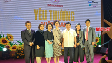 Bộ Trưởng Bộ Kế hoạch & Đầu Tư Nguyễn Chí Dũng chụp ảnh cùng bà Lesley Miller (đứng giữa) và các đại biểu. 