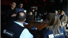 Tại một sự kiện được tổ chức tại Trung tâm Tự do Báo chí, UNESCO đã trao một lô áo khoác và mũ bảo hiểm chống đạn cho Liên minh các nhà báo quốc gia Ukraine (NUJU).. 