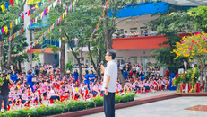 Phó Thủ Tướng Võ Đức Đam chúc các em học sinh Tiểu học Trung Tự một năm học mới đầy niềm vui. Ảnh: Quỳnh Hoa. 