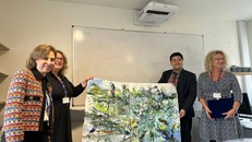 Ông Đỗ Xuân Đạt, đại diện phái đoàn Trung tâm Thông tin UNESCO tặng tranh của họa sĩ Nguyễn Văn Thể (Thể "Sapa") cho trường Haileybury. 