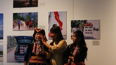 Bông Mai lau nước mắt cho người phụ nữ dân tộc (khách mời) đang kể lại những cảm xúc khi mới gặp cô. 