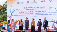 Bà Bế Thị Hồng Vân (áo đỏ) cùng các đối tác nhận hoa từ Ban tổ chức. Ảnh: Kondou 