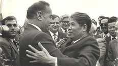 Năm 1983, ông Heydar Alyiev đến thăm Việt Nam trên cương vị uỷ viên Bộ Chính trị, Phó Chủ tịch thứ nhất Liên Xô. Ảnh: Ông Heydar cùng nguyên Tổng Bí Thư Đỗ Mười. / ĐSQ cung cấp. 