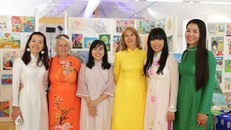 Bà Réjine Le Normand, Phó Thị trưởng phụ trách văn hóa thành phố Larmor Plage (thứ ba từ phải sang) và bà Stéphane Đỗ, Đại biểu Quốc hội Pháp vùng Seine-et-Marne nhiệm kì thứ 15 (thứ hai từ phải sang) bên cạnh Ban tổ chức Festival Vietnam.