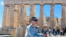 Áo ngũ thân tay chẽn tại đền Acroplis, Athens, Hy Lạp.