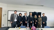 Đoàn công tác Tạp chí Ngày Nay chụp ảnh cùng Giáo sư Yuji Suzuki và cán bộ Hiệp hội Tư vấn Giá trị Nhật Bản SJVE.